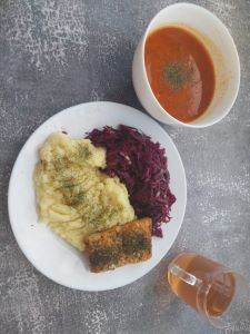 Dieta podstawowa  Zupa pomidorowa z makaronem Ziemniaki z koperkiem gotowane  Łosoś pieczony z przyprawami  Surówka z czerwonej kapusty z natką pietruszki i słonecznikiem  Kompot owocowy z jabłkami